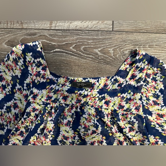Jessica Simpson floral top/woman’s M/ square very flattering neck line/flowy - Picture 3 of 10